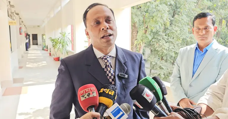 সাংবাদিকদের সঙ্গে কথা বলেছেন ব্যারিস্টার কায়সার কামাল